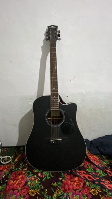 Керма гитарасы жаны колдонулбаган уйдо турган колдонулбай ватссап