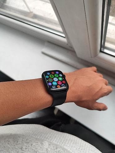 Смарт-часы с прямоугольным сенсорным экраном и черным силиконовым