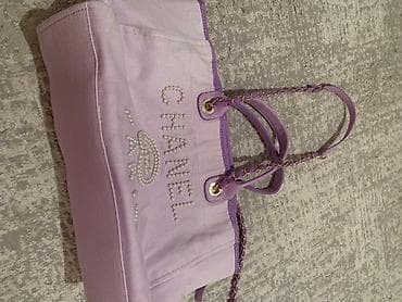 Другие комплектующие: Сумка-тоут Chanel, сиреневого оттенка. Особенности: - Материал — 9