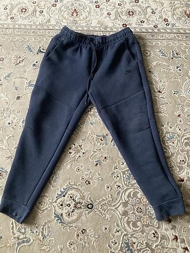 Мужские джоггеры Nike Tech Fleece темно-синего цвета. Модель выполнена