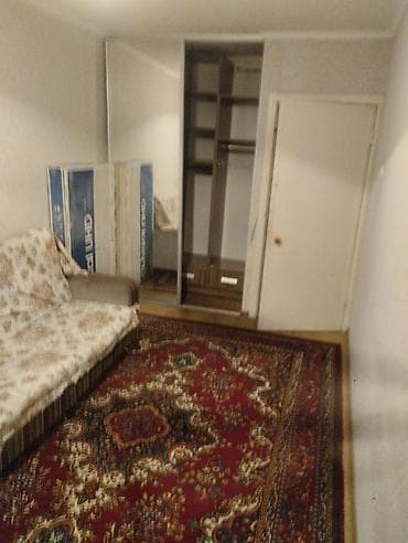 Комната с мебелью - Площадь: ориентировочно 12–14 м², вытянутая