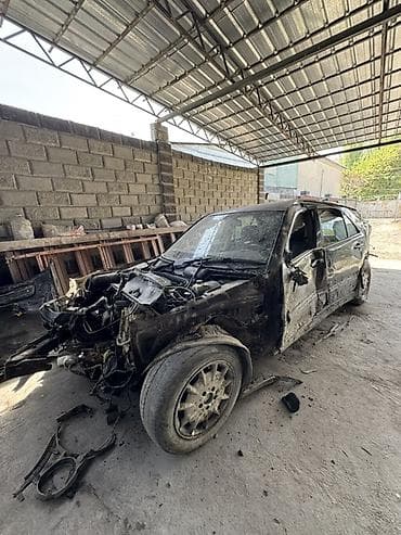 Продам автомобиль на разбор. Черный седан, кузов W210типа