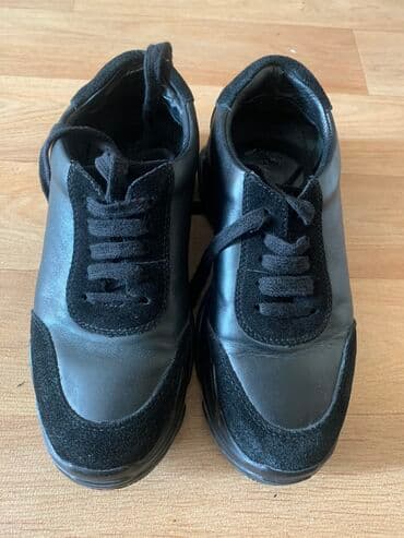 Кожанные кроссовки 
36 размер
На высокой подошве