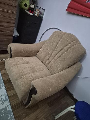 пуфики кресло: Мягкое кресло с широкими подлокотниками и высоким анатомичным спинным — 2