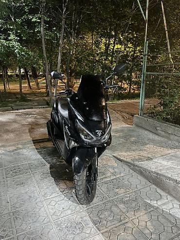 Скутер/максискутер черного цвета. Характеристики и оснащение: -