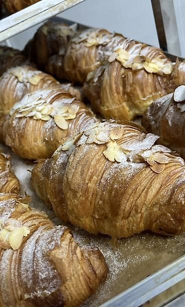 набор кулч: Набор свежей слоёной выпечки в подарочной коробке. Состав набора — 5