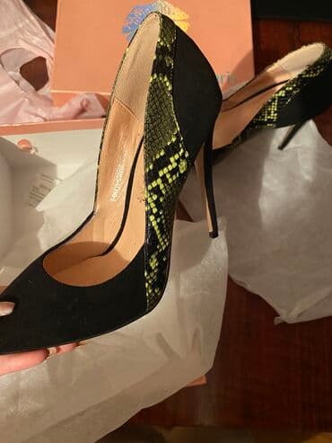срочно продаю в связи с переездом: Абсолютно новые туфли. Размер 35-36. Реальным клиентам уступлю за — 2