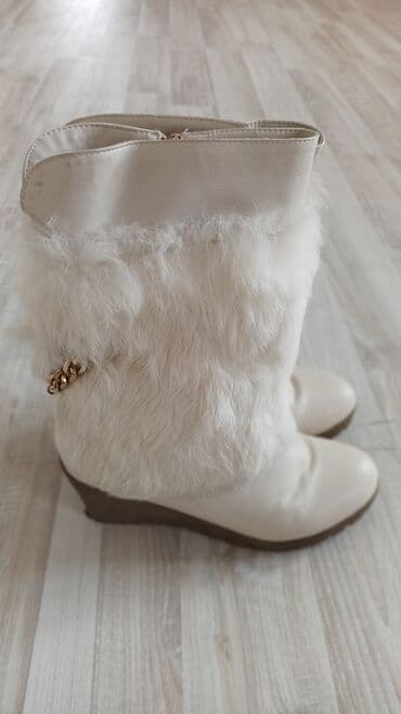 сапоги зимние женские натуральная кожа натуральный мех распродажа: Сапожки женские зимние, стильные с мехом наружу. Белого цвета, размер — 2