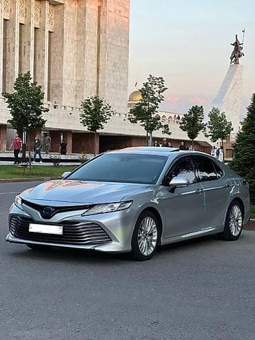 Toyota Camry: 2018 г., 2.5 л, Вариатор, Гибрид, Седан