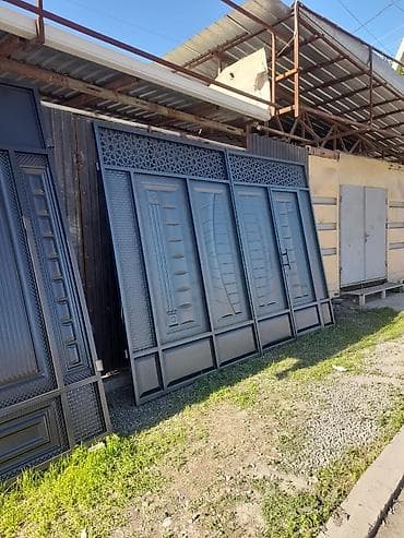 Распашные ворота: Металлические уличные ворота с калиткой и декоративной вставкой - — 4