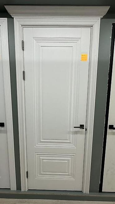 Межкомнатная дверь классического стиля, белая, с фигурными филёнками и