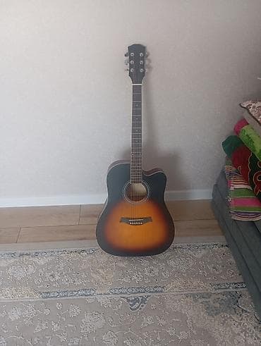 Гитары: Акустическая гитара с вырезом (cutaway), форма корпуса Dreadnought — 1