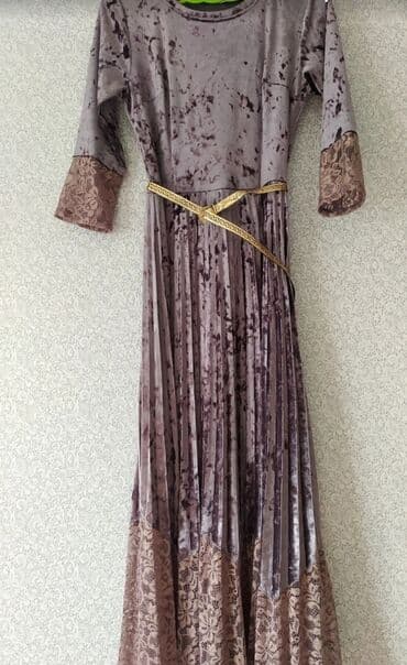 велюровые платья для полных: Койнок . Платье велюровое, ниже колен, размер 42(S) . Состояние — 3