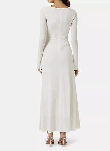 вечерние платья прямого силуэта: Белое длинное платье с асимметричным драпированием и декоративными — 3