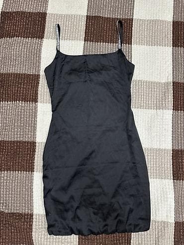 коктельное платье: Черное платье-комбинация на тонких бретелях. - Цвет: глубокий черный — 1