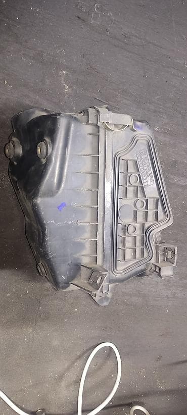 verso: Toyota Corolla Verso, Spasio, корпус воздушного фильтра — 2