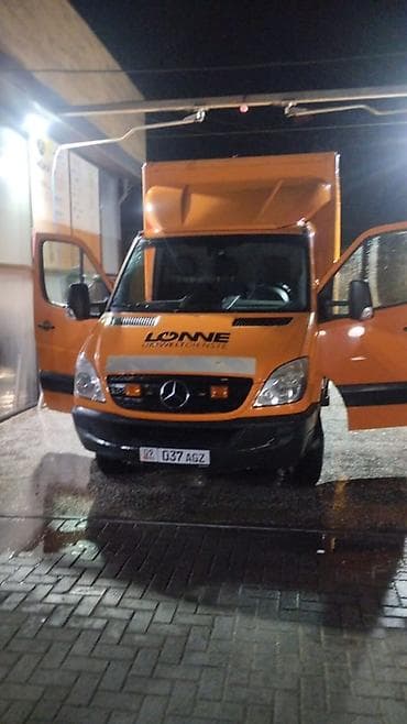 мотор на скутер: Mercedes-Benz Sprinter — оранжевый фургон с высокой крышей и — 1
