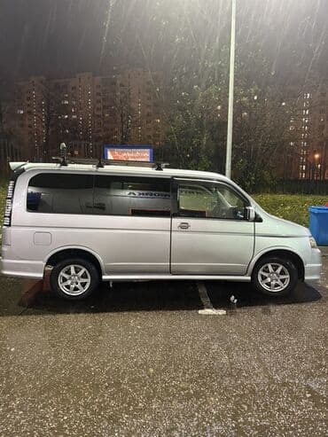 Ламинат: Микроавтобус/минивэн серебристого цвета. - Кузов: однообъёмный — 1