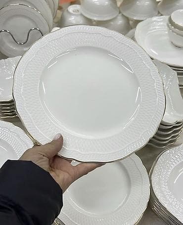 продаю фарфор: Белоснежный столовый сервиз из тонкого фарфора с рельефным узором и — 2