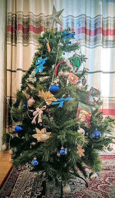 символическую: Елка на подставке. Ветки – микс ели и сосны. Без украшений!!! — 1