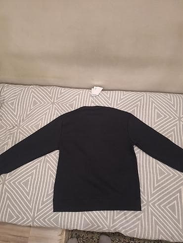 Шорты: Новые мегкие кофты чёрного и серого цвета. Ни разу не одевал, плюс ещё — 3