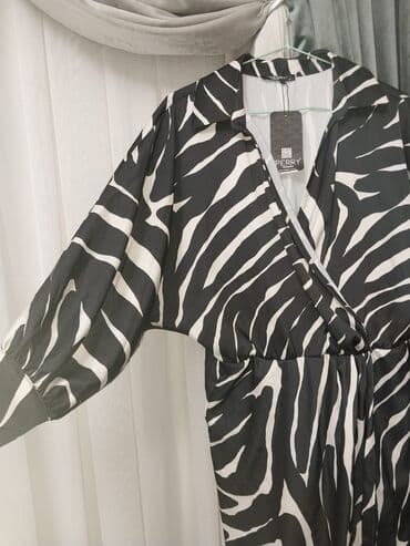 платье на запах с воланами: Платье-кимоно PERRY с анималистичным принтом (зебра) - Длина: макси - — 3