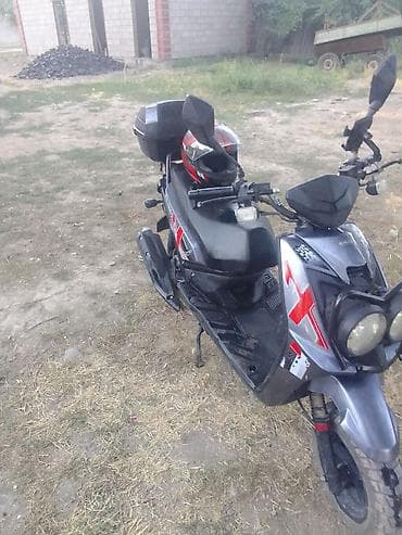 Скутер/мопед с двойной круглой оптикой и внедорожным стилем