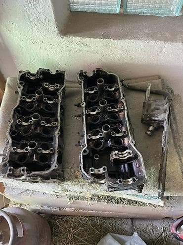 ГБЦ (головки блока цилиндров) V-образного двигателя, комплект из двух