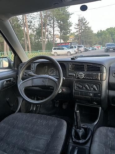 гольф 1997: Volkswagen Golf: 1993 г., 1.6 л, Механика, Бензин, Хэтчбэк — 4