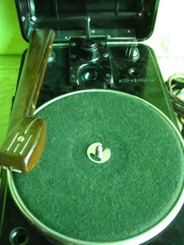 Проигрыватель пластинок портативный Карболитовая коробка. Завод ммз