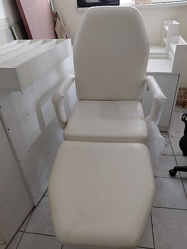 кресло с реклайнером: Кресло-реклайнер белого цвета с подставкой для ног. Обивка из — 1