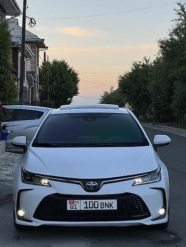 Toyota: Toyota Corolla: 2022 г., 1.8 л, Вариатор, Гибрид, Седан — 2