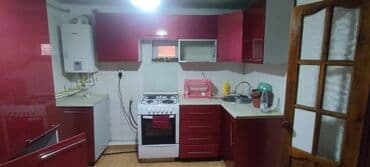 расположение кухонной мебели на кухне: Кухонный гарнитур «вишня/бордо» с глянцевыми фасадами Комплектация: - — 1