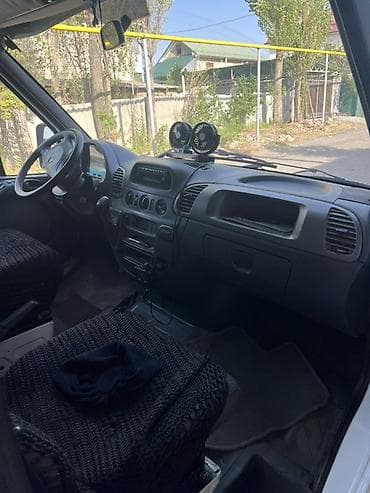 audi q6: Легкий грузовик, Mercedes-Benz — 2