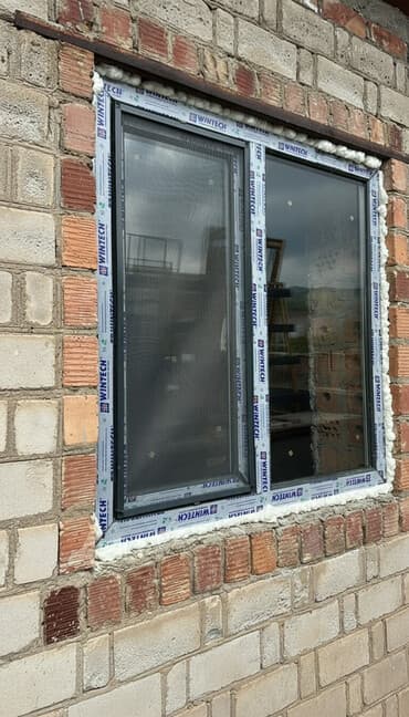 чехол для xs: Пластиковое окно WINTECH с двумя створками и москитной сеткой - — 1