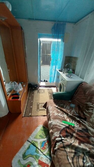продаю дом манас: Үйдүн жарымы, 33 кв. м, 2 бөлмө, Риелтор, Эски ремонт — 3
