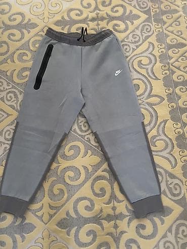 nike tech flece: Спортивные штаны Nike, серые - Прямой крой с зауженными штанинами и — 1