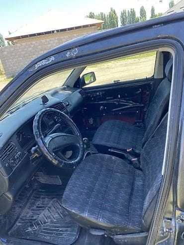 Унаа: Volkswagen Golf: 1993 г., 1.6 л, Кол менен иштөөчү, Бензин, Хетчбек — 8