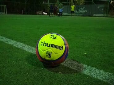 сколько стоит хороший футбольный мяч: Новые футбольные мячи HUMMEL! Качество : отличная!!! Цена: . сом — 9