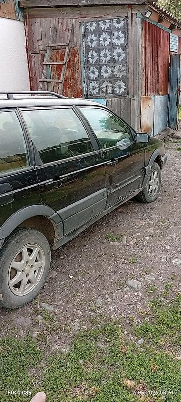 audi a8: Универсал черного цвета с рейлингами на крыше. Кузов пятидверный — 1
