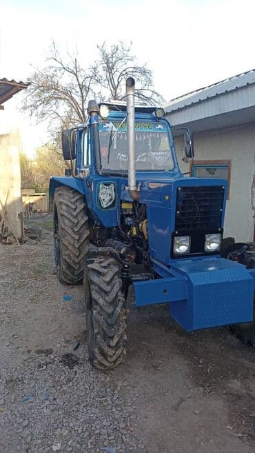 Тракторы ВТЗ: Трактор Беларус МТЗ 82.1 (синий) с плугом - Полноценный колесный — 1