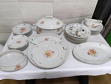 Столовый сервиз из фарфора с цветочным декором и тонкой золотистой