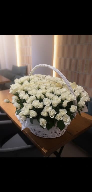 стол трансформер бишкек цена: Корзина с белыми розами - Элегантная композиция из множества густых — 1