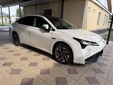 GAC: Aion S Plus — электрический седан белого цвета. Ключевые особенности — 3