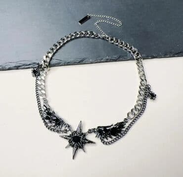 элегантное свадебное кружевное платье: Элегантное колье-чокер с многослойной цепью, выполненное в готическом — 1