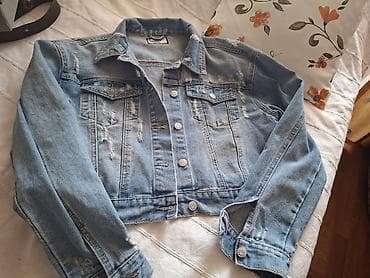 Укороченная женская джинсовая куртка в светло-голубом цвете с эффектом