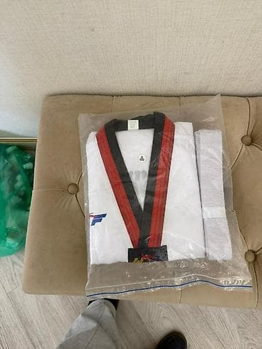 isma typhoon: Костюм для тхэквондо (добок) с контрастным воротником черно‑красного — 1