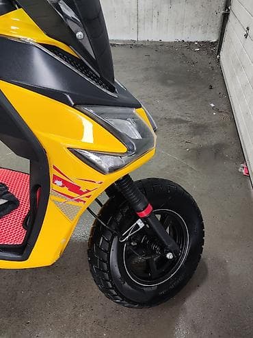 Скутеры: Скутер/мопед спортивного стиля, яркая жёлто‑чёрная расцветка — 1