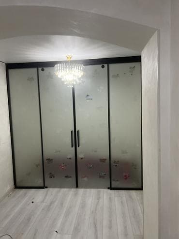 прихожая с большим зеркалом: Ширма, перегородка Материал: Другой материал, Колличество секций: 4, Межкомнатные — 3