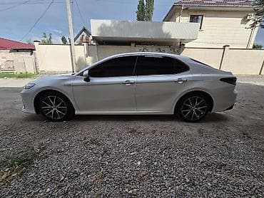 prius v: Toyota Camry: 2022 г., 2.5 л, Вариатор, Гибрид, Седан — 5